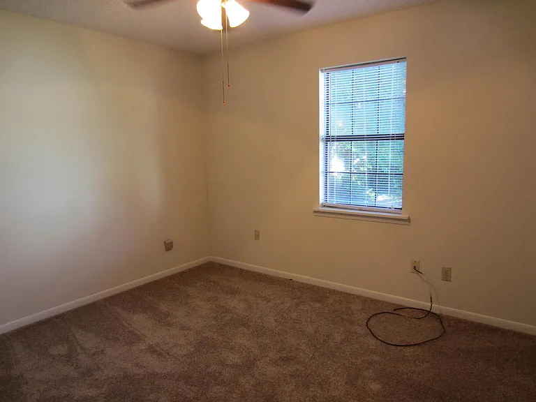 Chimney Creek Apartments — Photo 42