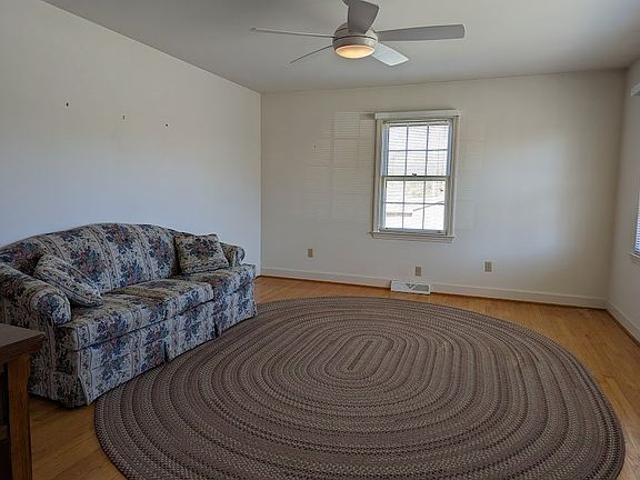 5th image of 1109 E Oak Hill Dr