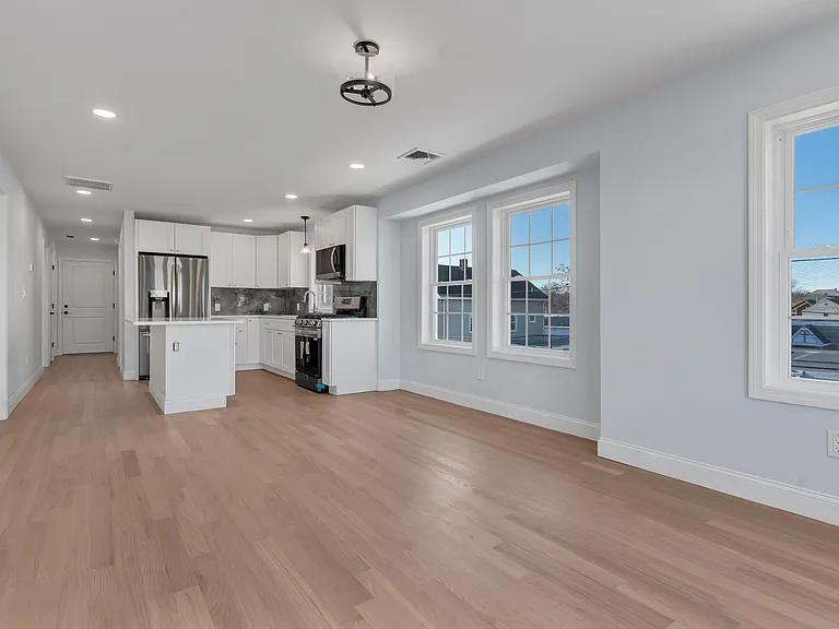 8 Anthony Ave #1 — Photo 2