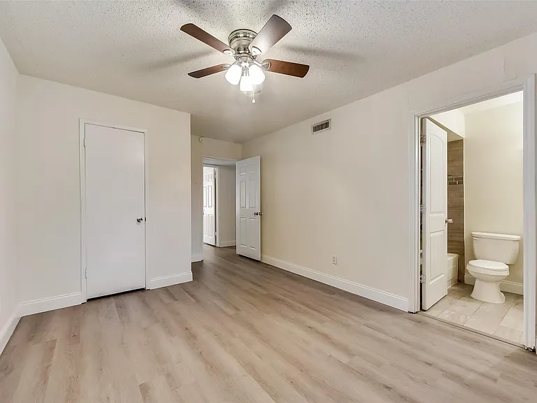 1049 Eastwood Dr — Photo 12
