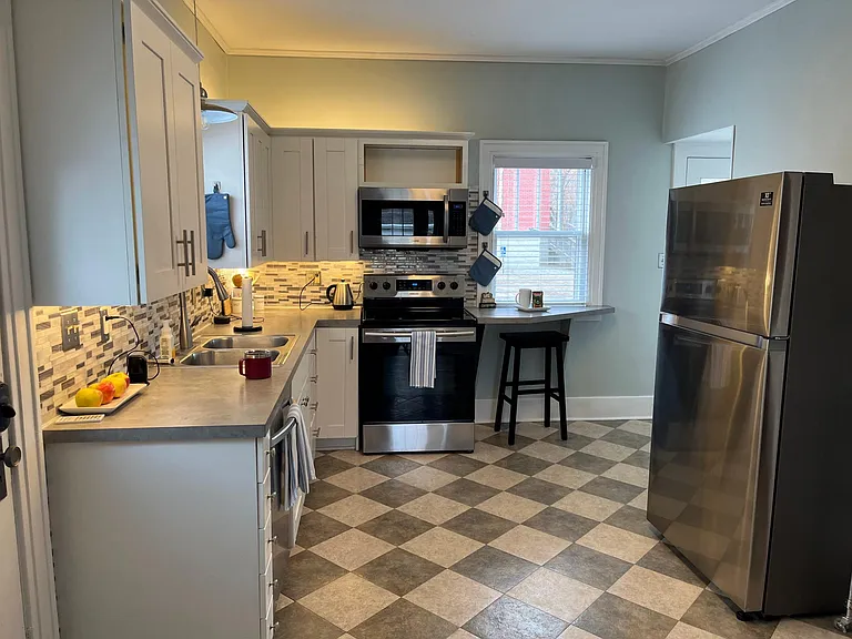 Great kitchen space. Lots of lighting options.