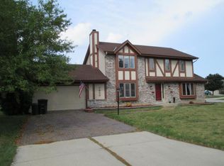 7800 W Canterbury Ct, Franklin, WI 53132
