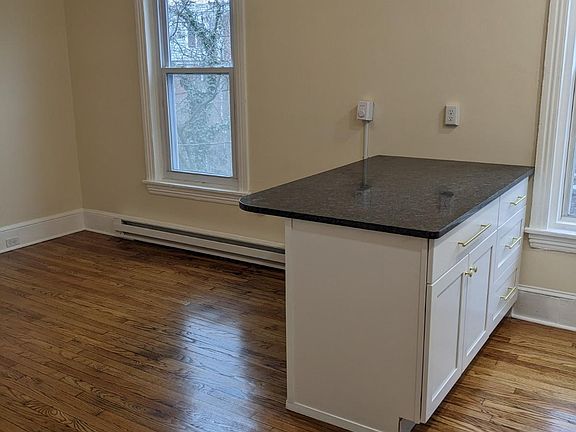 3rd image of 918 N Madison St APT 3