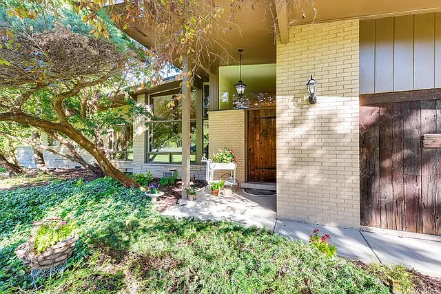 9010 W Forest Glen Blvd photo 1