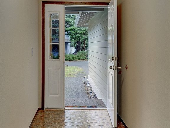4th image of 706 Parkway Ct NE
