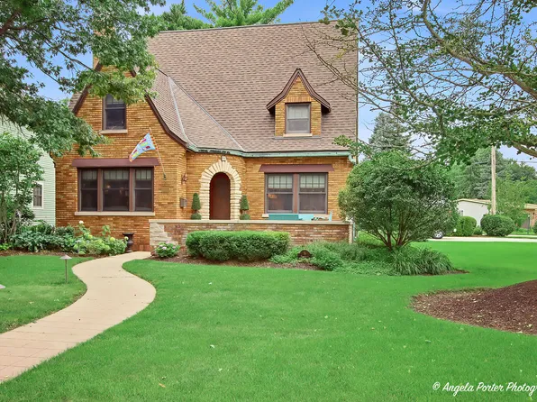 86 Dole Ave, Crystal Lake, IL 60014