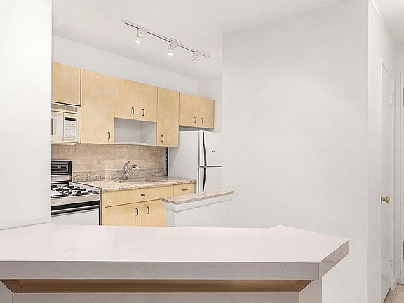 3rd image of 139 E 33rd St APT 2F