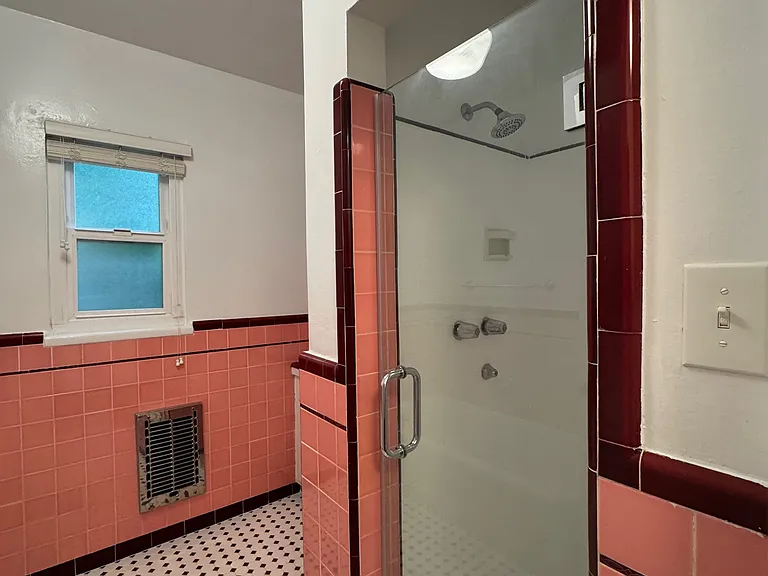 2269 N Beachwood Dr #202 — Photo 37