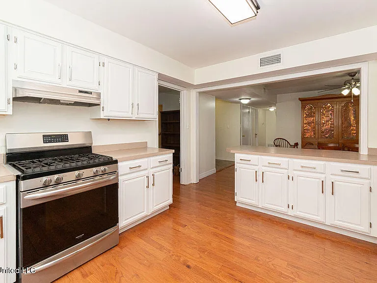 114 Menge Ave — Photo 10