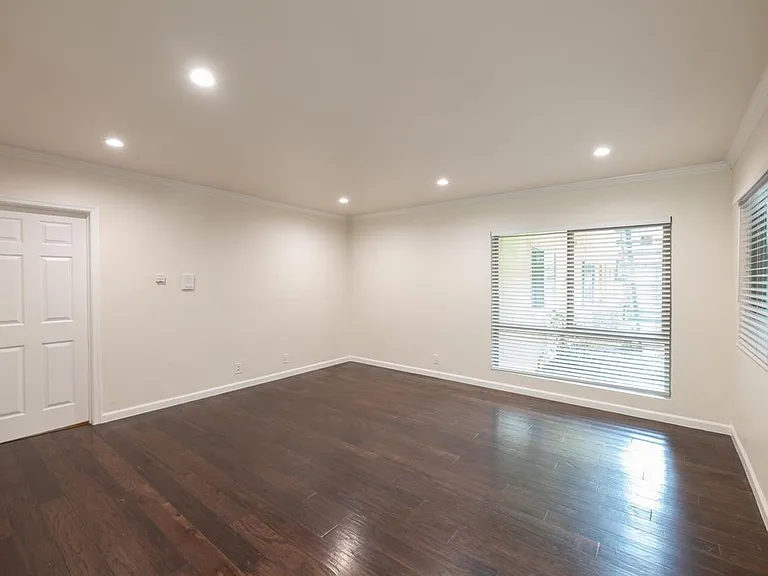1222 W 39th St #6 — Photo 15