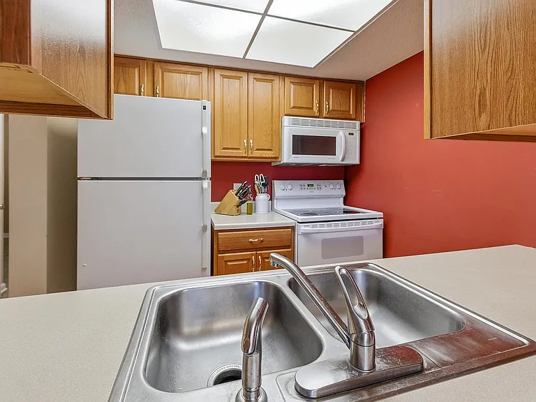 1094 Oakdale Ct — Photo 17