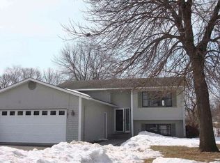 757 Dresden Dr, Chaska, MN 55318