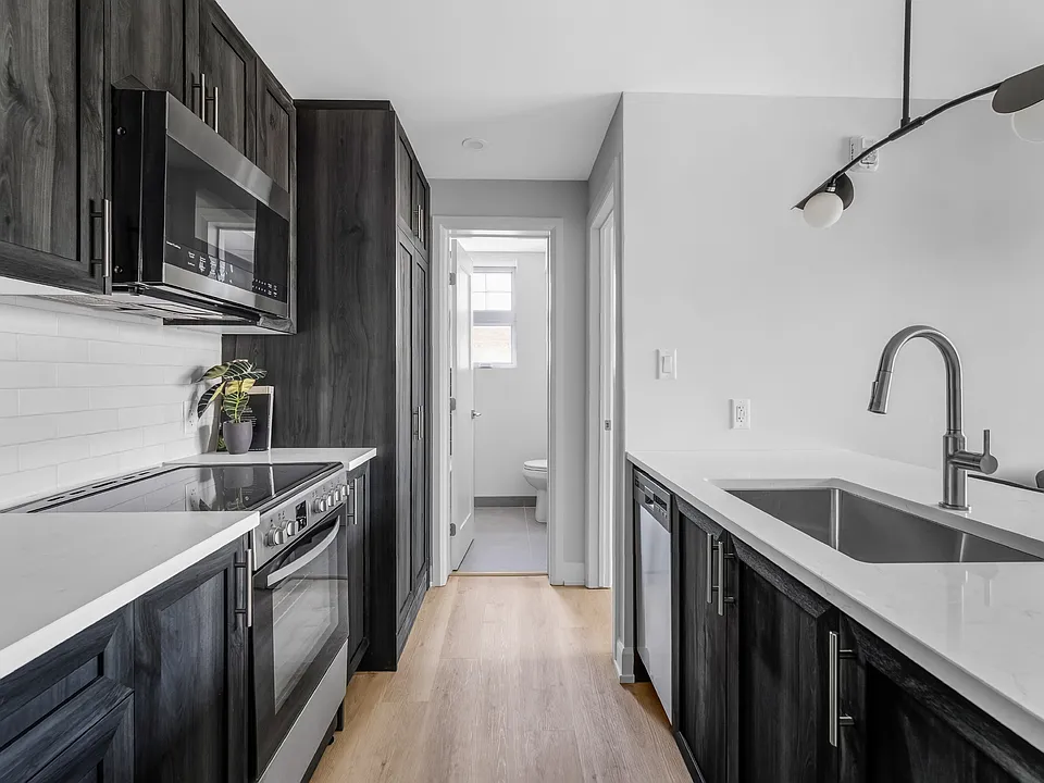 658 Somerset St W