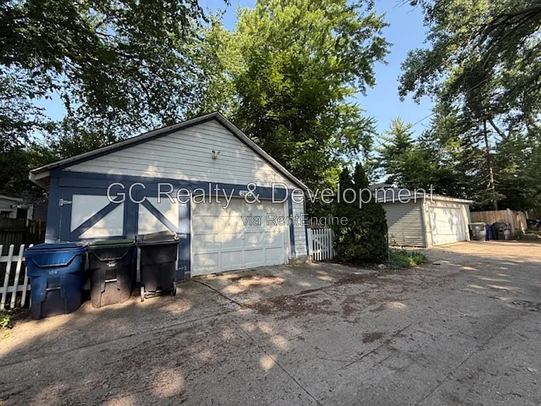 2415 Hastings Ave — Photo 19