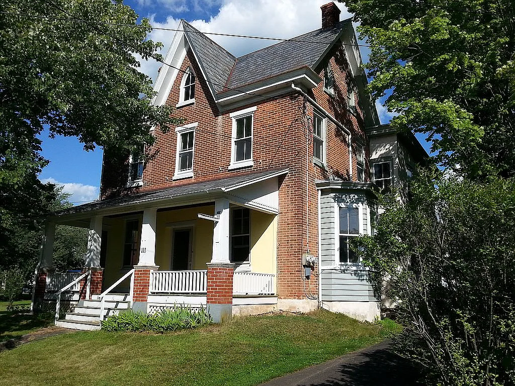 111 Maple Ave photo 1