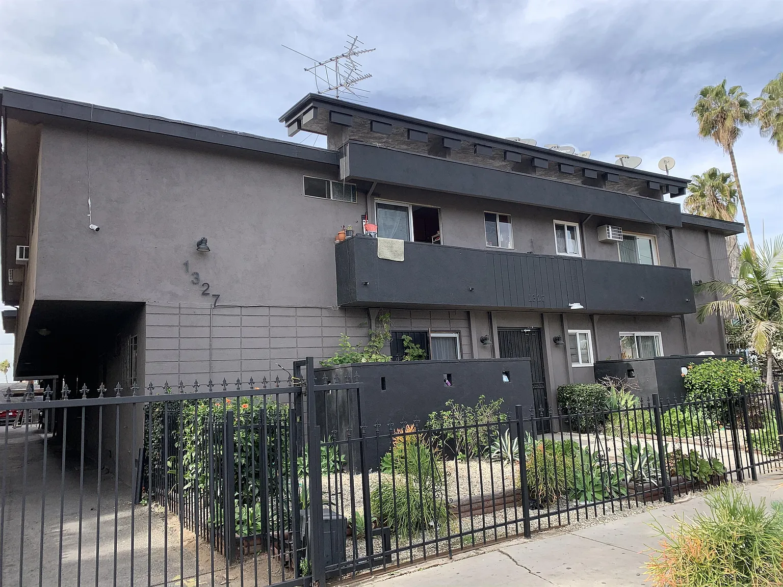 1327 S Saint Andrews Pl — Photo 3