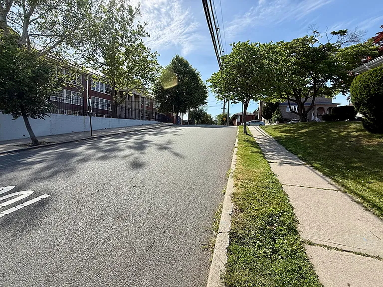 28 Burns Ave #1 — Photo 8