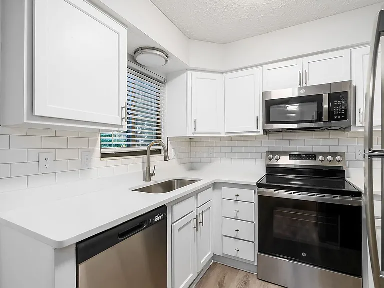 3085-3194 Griggsview Court — Photo 49