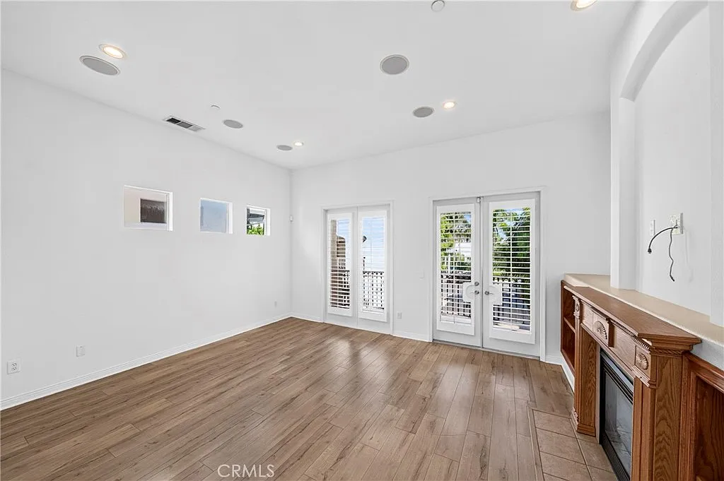 3 bed, 3.5 bath, 2314 sqft, $8,800 — Photo 4