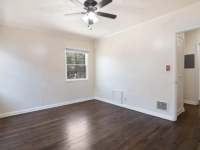 Crenshaw Park Apartments — Photo 27