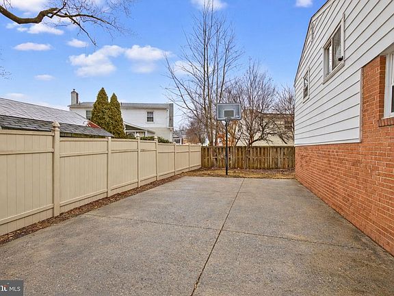 4th image of 10104 Kinross Ave