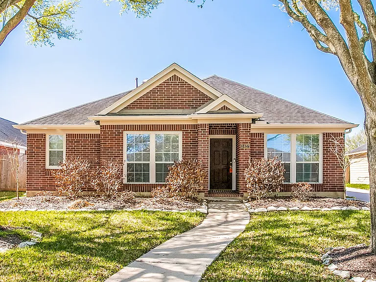 1427 Waterside Village Dr — Photo 1