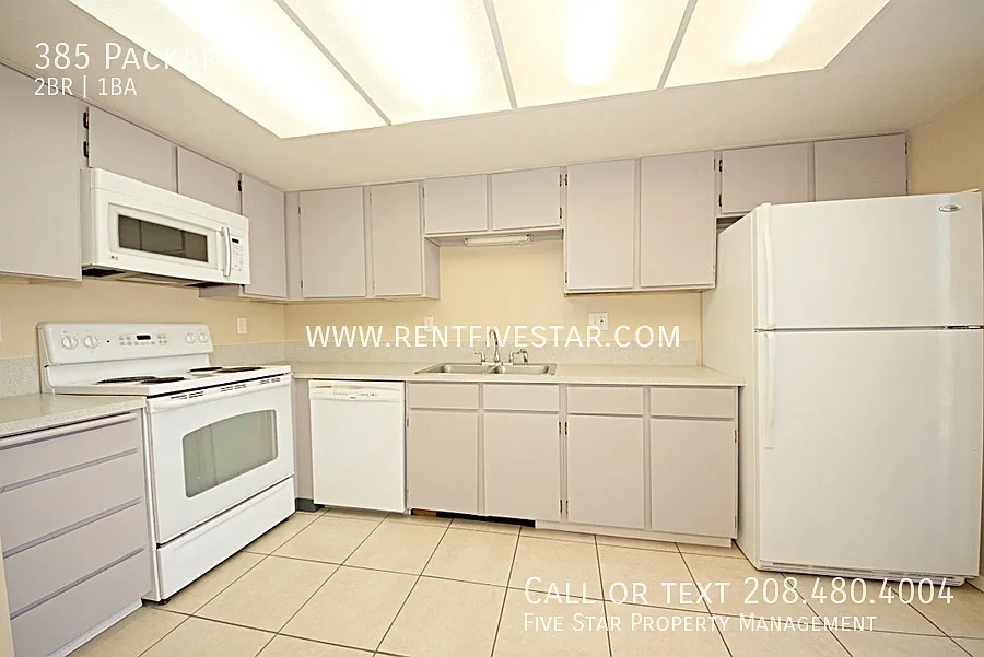 Comfortable Upstairs 2 Bedroom Apartment with Private Deck! — Photo 4