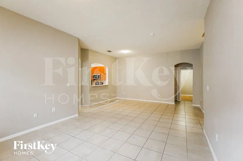 3 bed, 2.0 bath, 2195 sqft, $3,075 — Photo 4