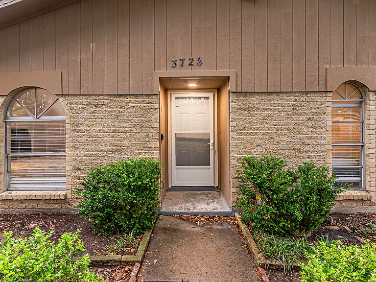 3728 Yosemite Dr — Photo 2
