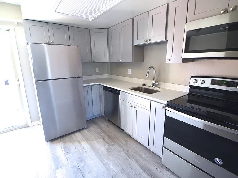 Highline Village Townhomes — Photo 4