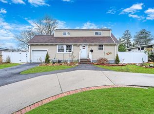 62 Samuel St, Ronkonkoma, NY 11779