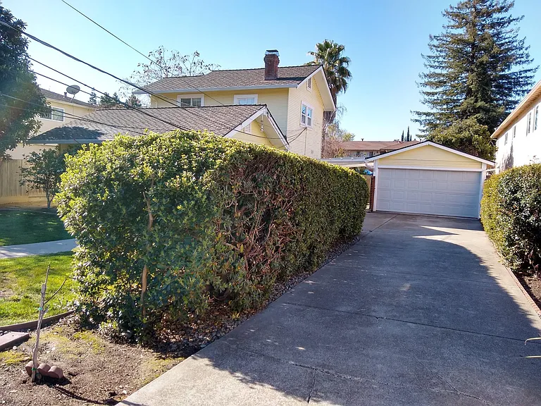 1349 Snow St — Photo 2