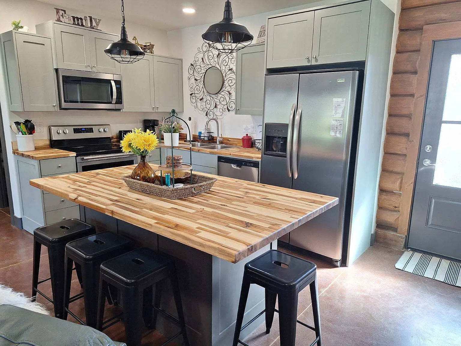 3 bed, 1.5 bath, 1175 sqft, $3,000 — Photo 3