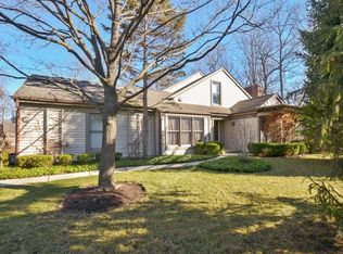 17 Warrington Dr, Lake Bluff, IL