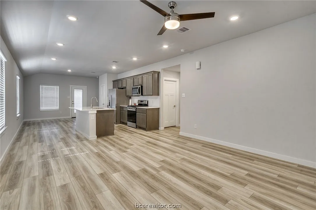 3 bed, 1325 sqft, $2,150 — Photo 2