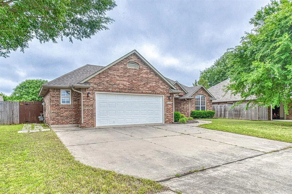 3 bed, 2.0 bath, 1915 sqft, $2,095 — Photo 1