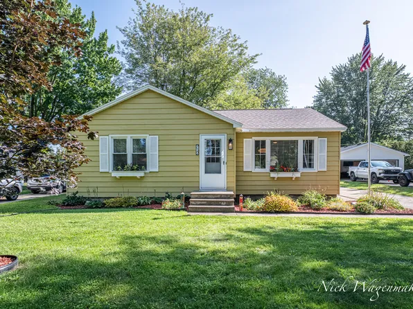 712 River St, Spring Lake, MI 49456