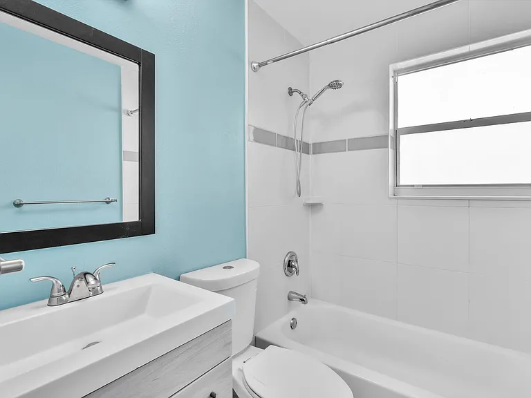 525 NW 10th Ave — Photo 7