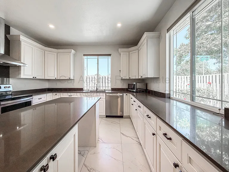 4207 Queen Anne Dr — Photo 3