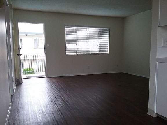 5th image of 210 Quintard St APT D09