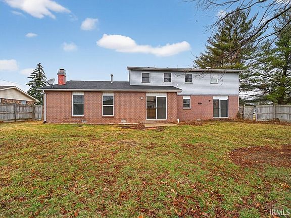 3rd image of 924 E Washington Center Rd