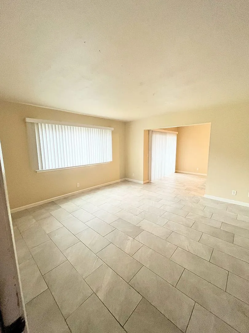 0750 - 50 Cameo Dr — Photo 3