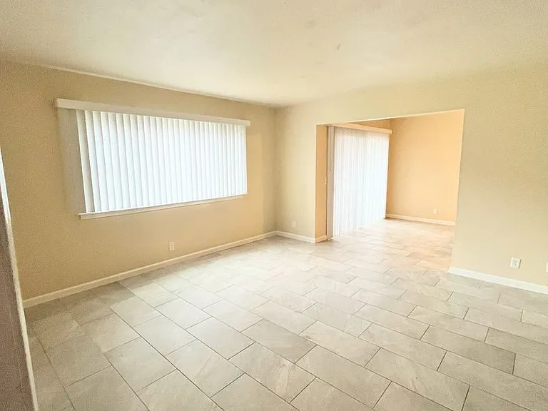 0750 - 50 Cameo Dr — Photo 3