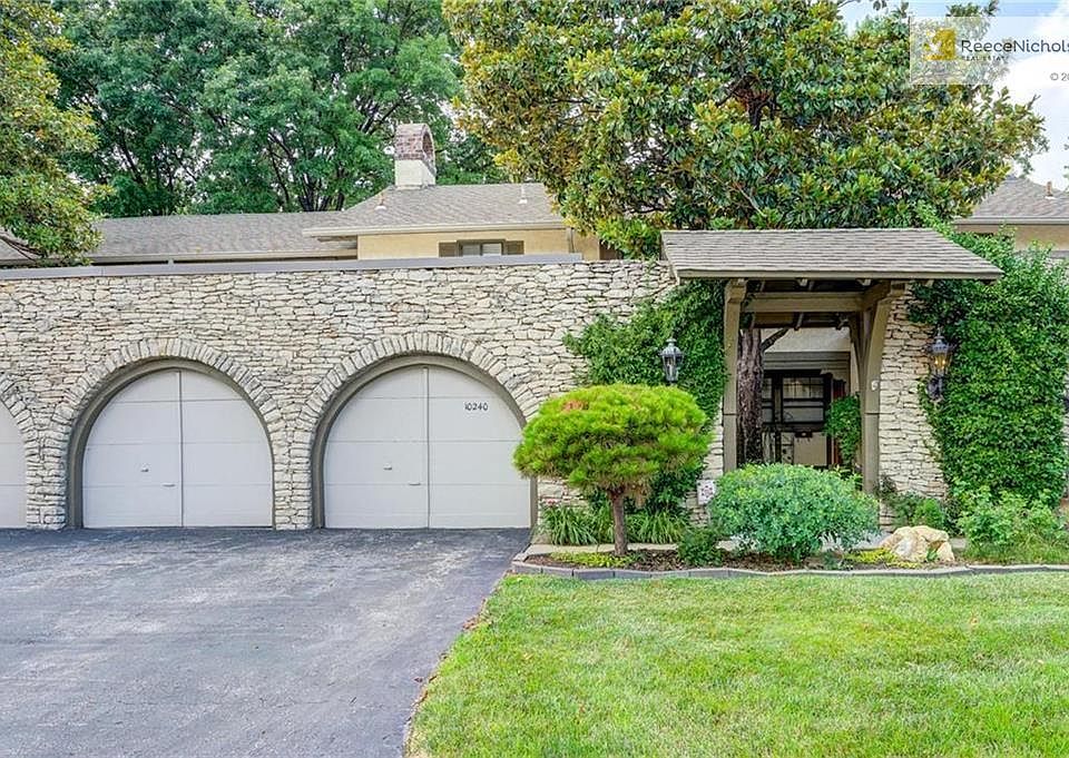 2 Story 2 Car Townhome!