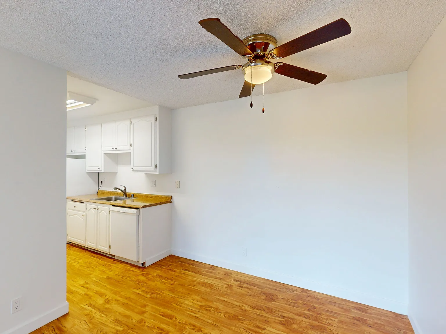 Top-Floor 2BR/2BA in Novato | Deck | Air Conditioning | Pet Friendly — Photo 4