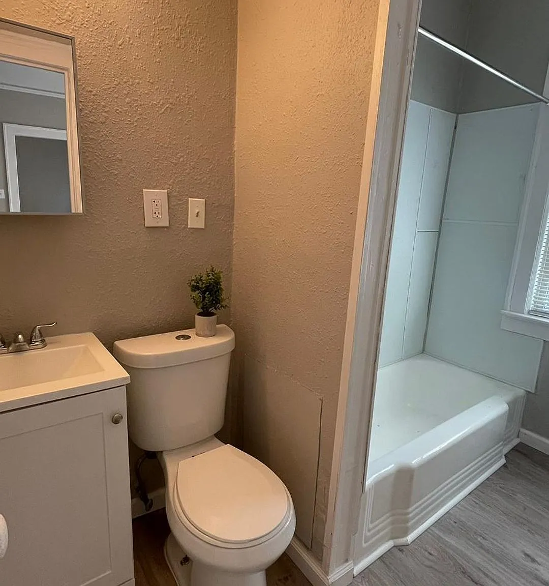 Welcome to 11118 Clifton Ave, Cleveland's premier apartment community. — Photo 3