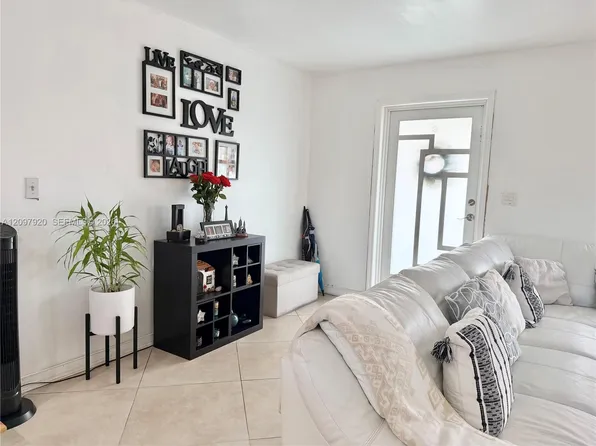 720 SW 64th Way, Pembroke Pines, FL 33023