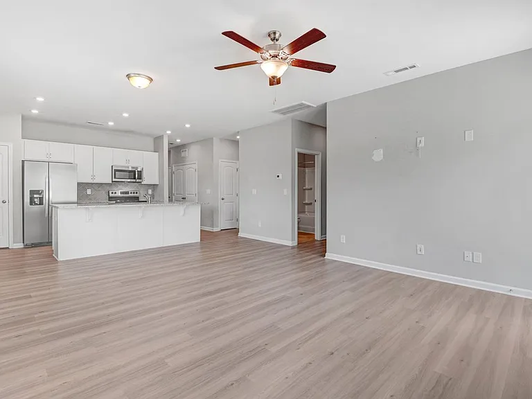 103 Drake Village Dr — Photo 5