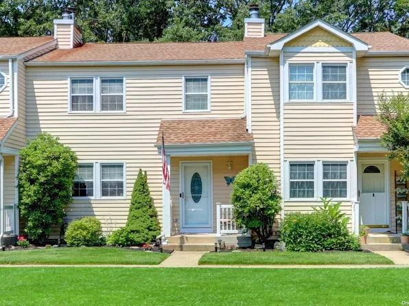 7 Taylor Commons #7, Yaphank, NY 11980