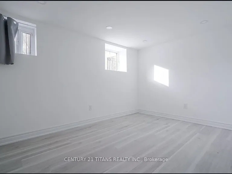 114 Benjamin Blvd #BASEMENT — Photo 8